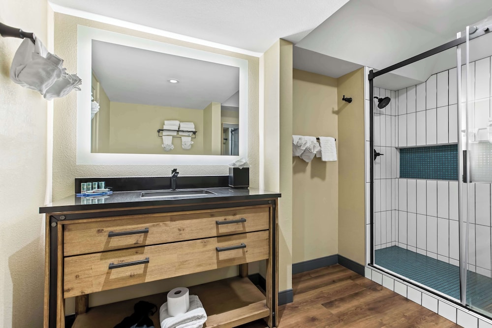 Family Suite, Multiple Beds, Non Smoking (with Sofabed) - Photo 7