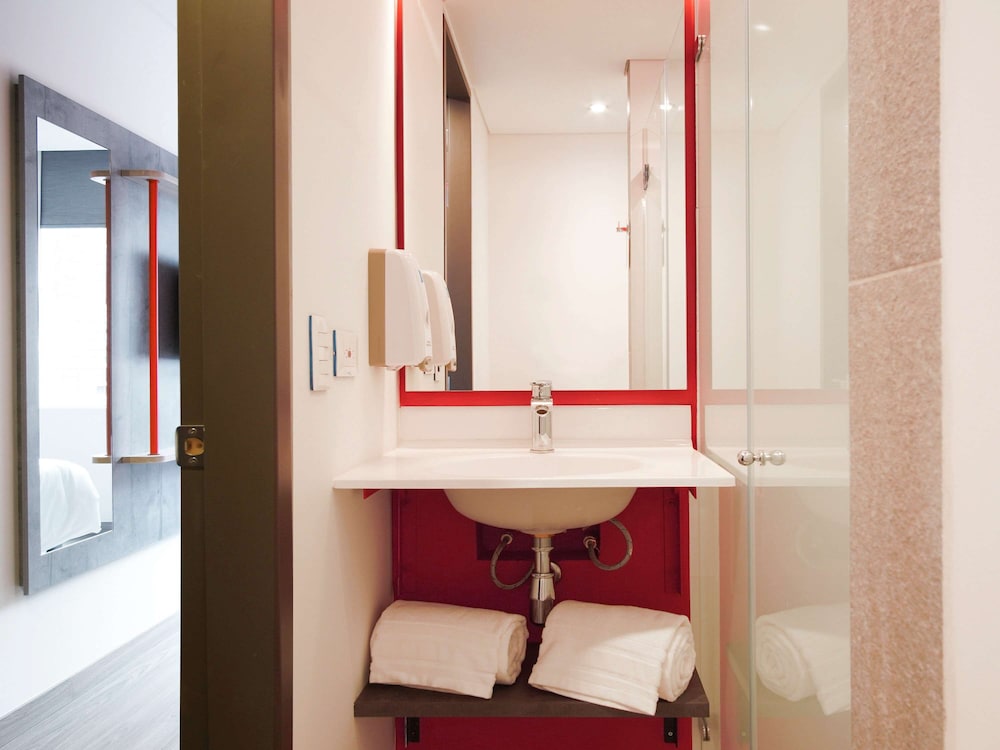 Standard Room, Multiple Beds - Photo 7