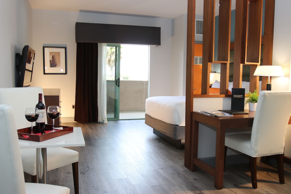 Basic Studio Suite, 1 Queen Bed, Non Smoking - Photo 3