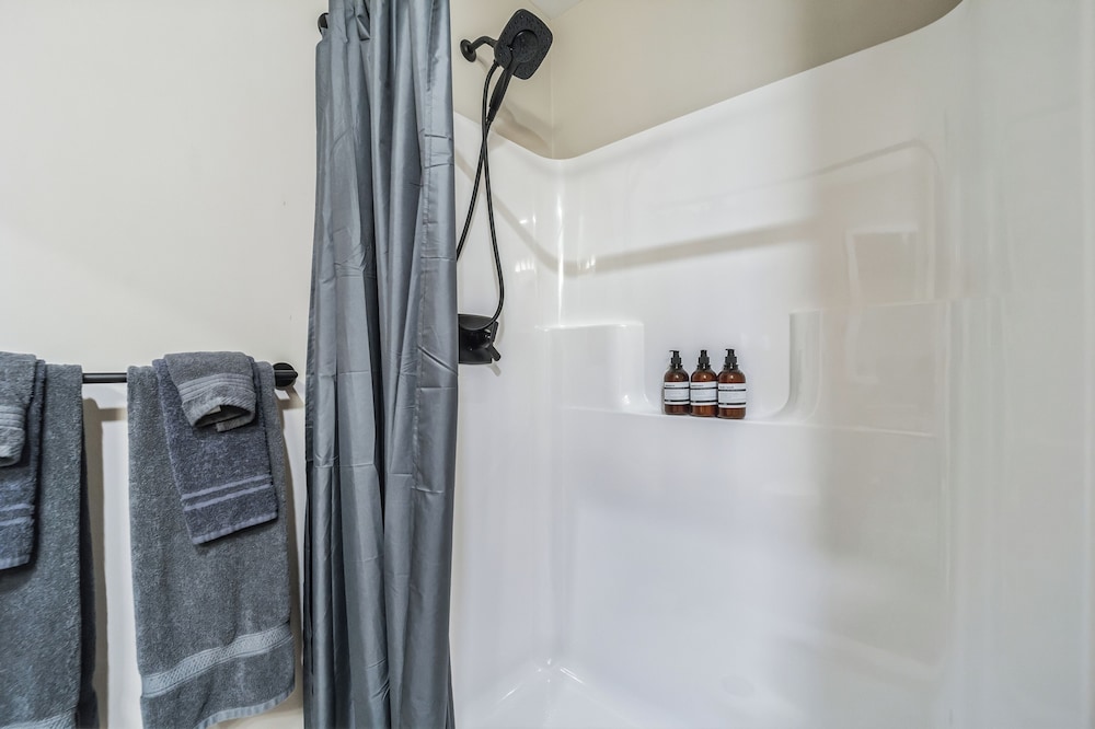 Deluxe Condo, Multiple Bedrooms, Non Smoking, Patio photo 3