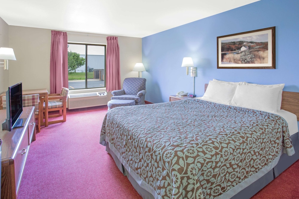 Standard Room, 1 Queen Bed - Photo 1
