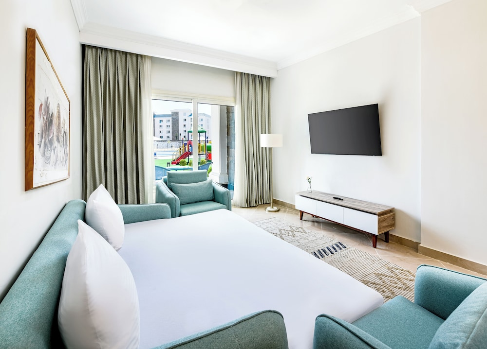Family Suite, Pool View photo 2