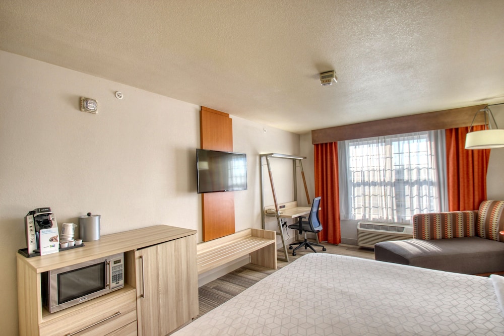 Standard Room, 1 King Bed - Photo 4