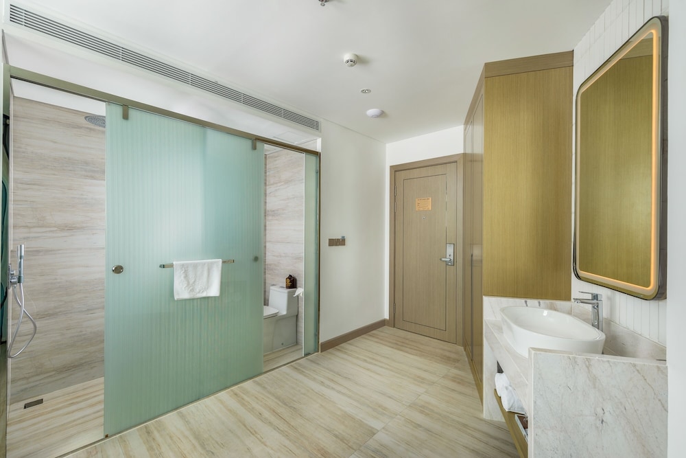 Deluxe Double Room, Partial Ocean View and City View - Photo 2
