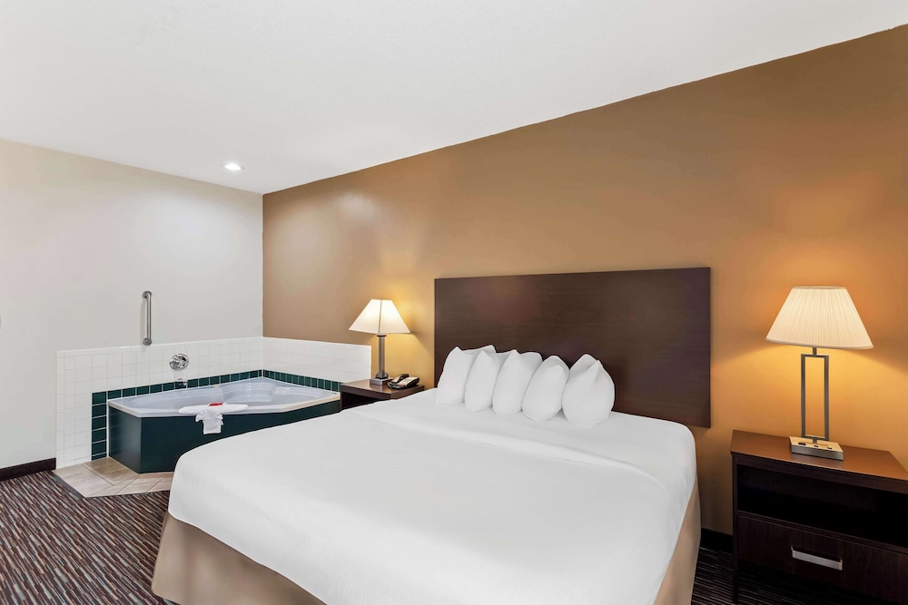 Suite, 1 King Bed, Non Smoking, Jetted Tub - Photo 3