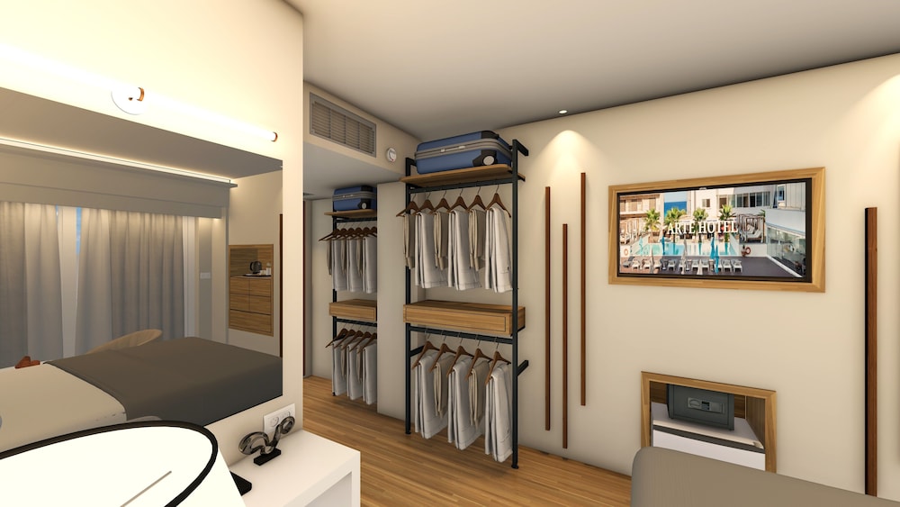 Partial Sea View and Pool Room photo 2