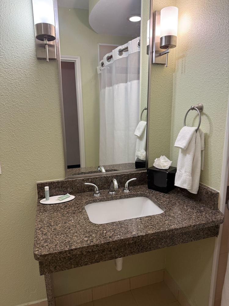 Studio, 1 King Bed (Mobility/Hearing Accessible, Tub) photo 3
