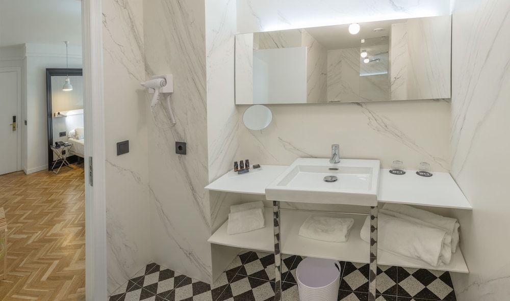 Standard Room thumbnail 6