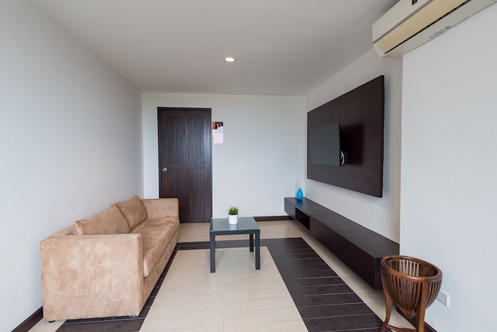 Grand Deluxe Family Room - Photo 2