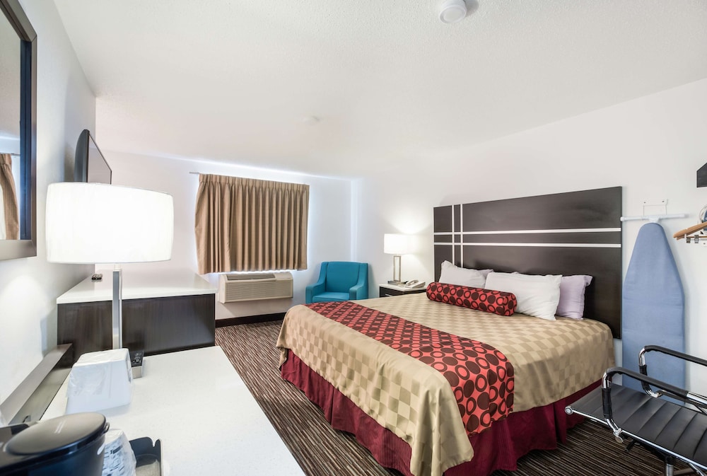 Suite, 1 King Bed, Non Smoking, Jetted Tub - Photo 2