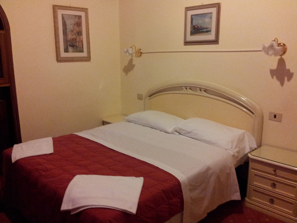 Standard Double or Twin Room, Shared Bathroom photo 2