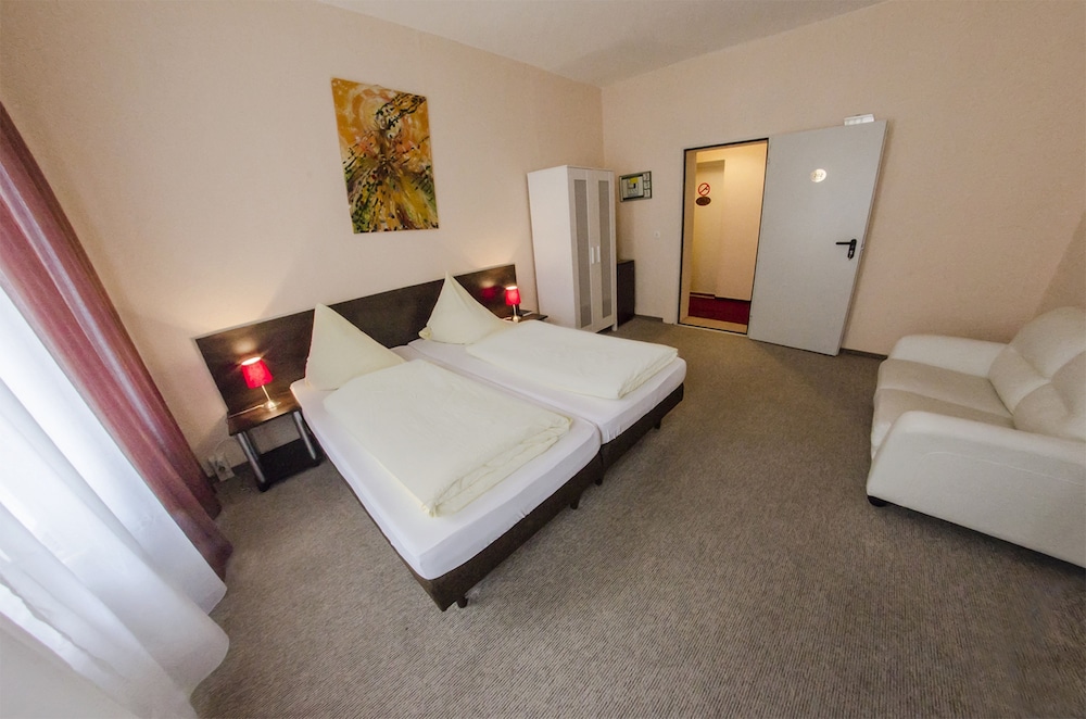 Economy Triple Room (Private External Shower and Toilet) photo 3