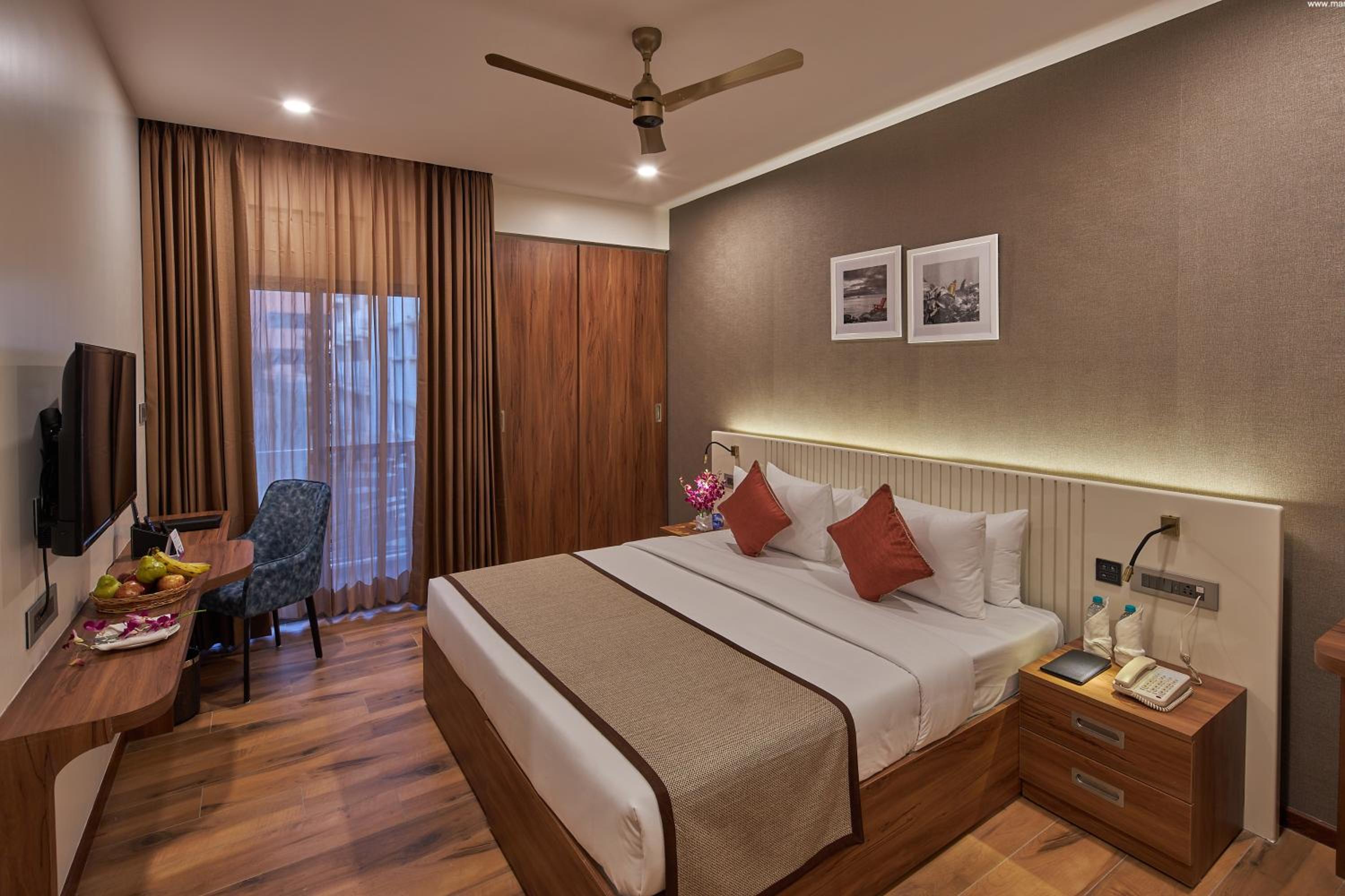 Deluxe King Room - Photo 7