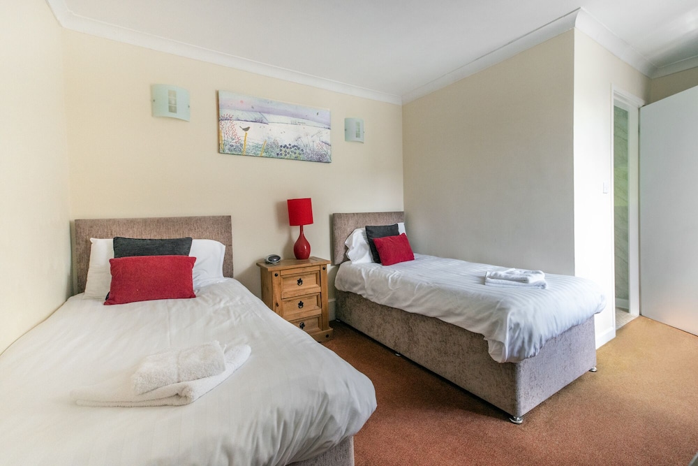Twin Room, 2 Twin Beds, Ensuite ( Room 12) photo 1
