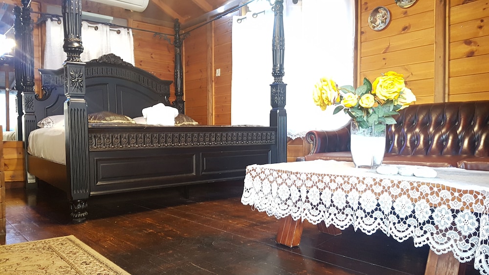 Romantic Cabin, 1 King Bed with Sofa bed