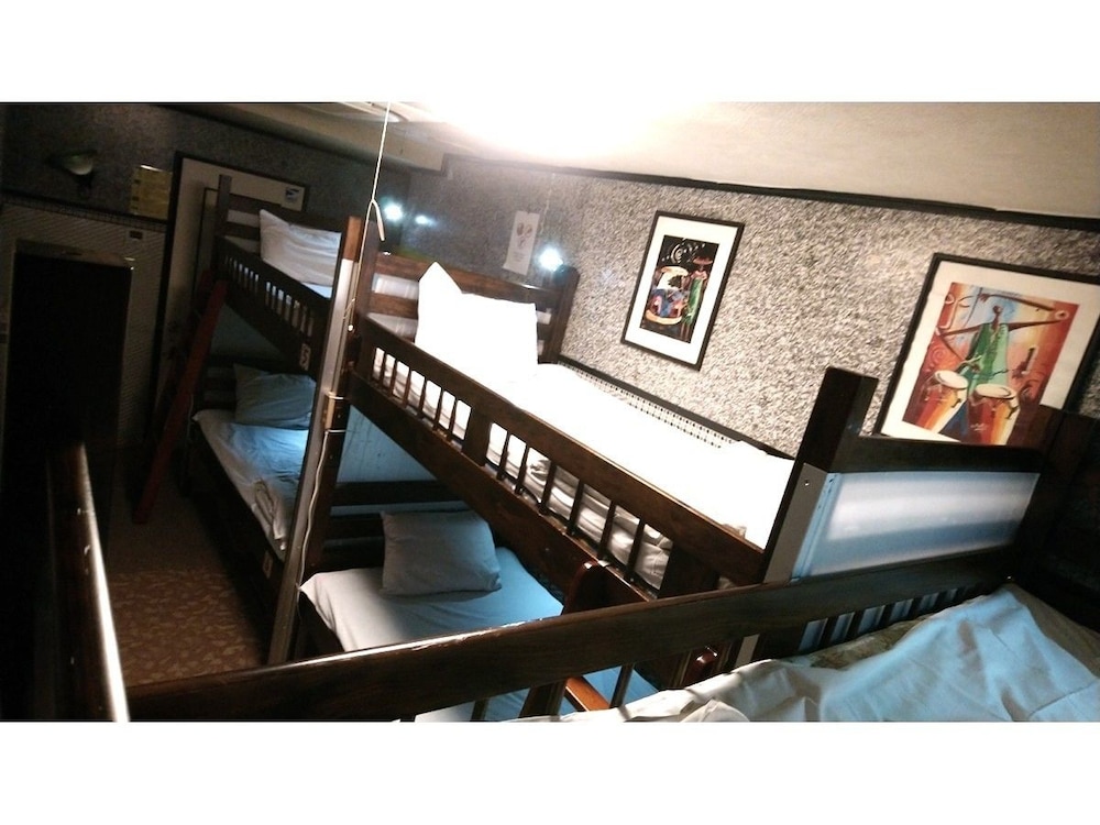 6 Beds Private Room with Bathroom photo 2