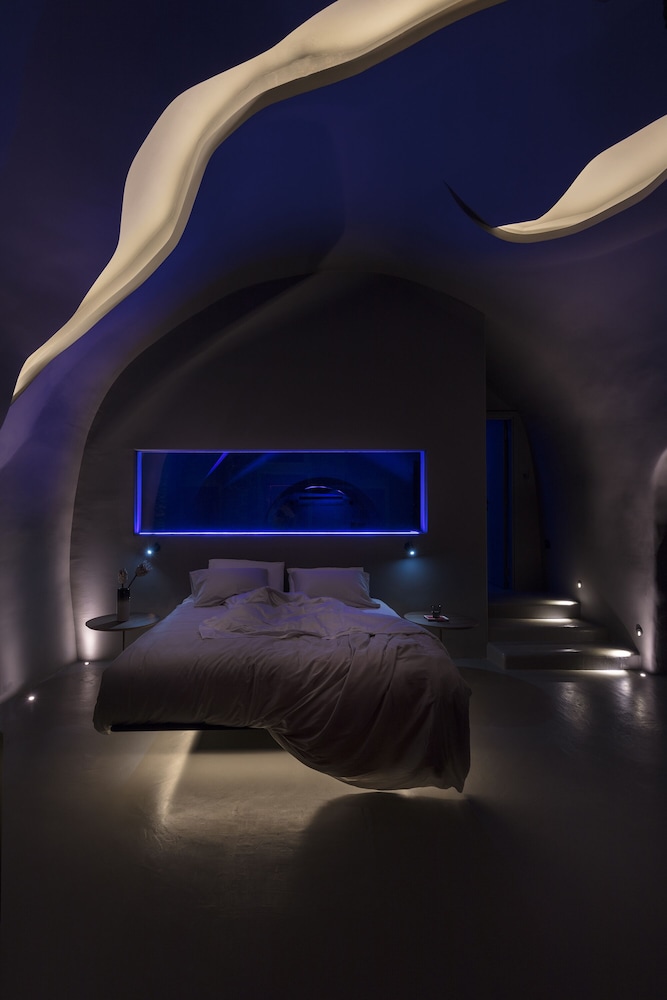 Cave Three Bedroom Villa with Outdoor Hot Tub & Indoor Pool