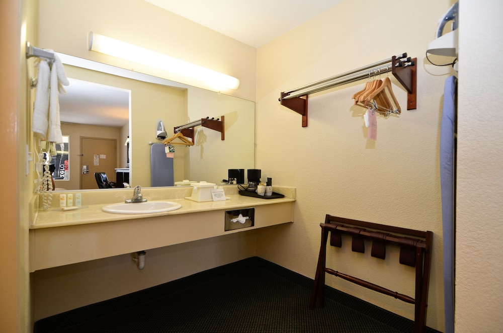 Standard Room, 1 King Bed, Non Smoking - Photo 8
