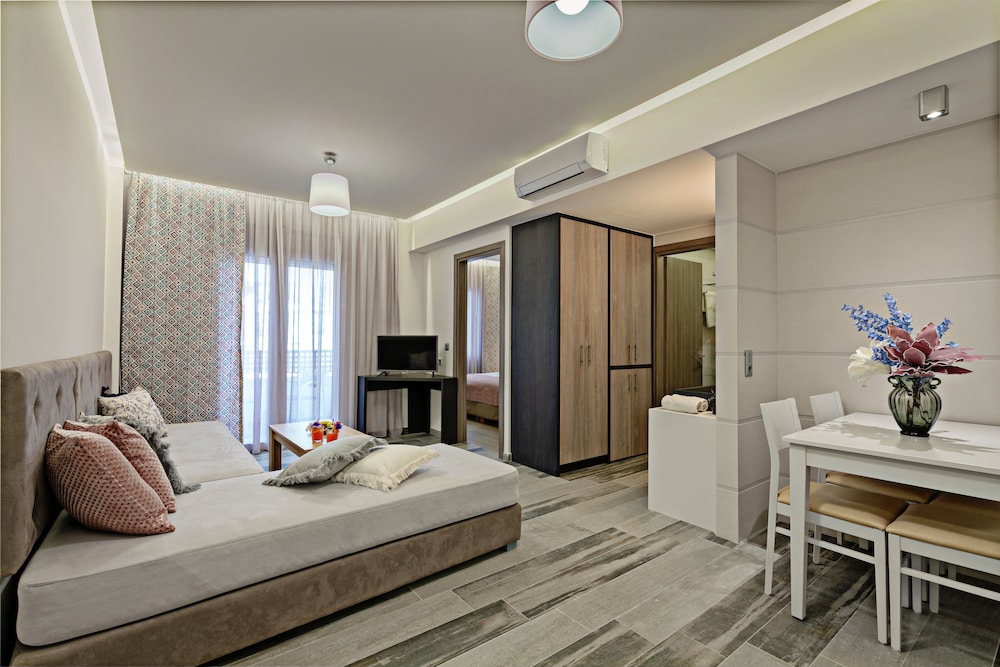 Deluxe Apartment, 1 Bedroom, Pool View thumbnail 6