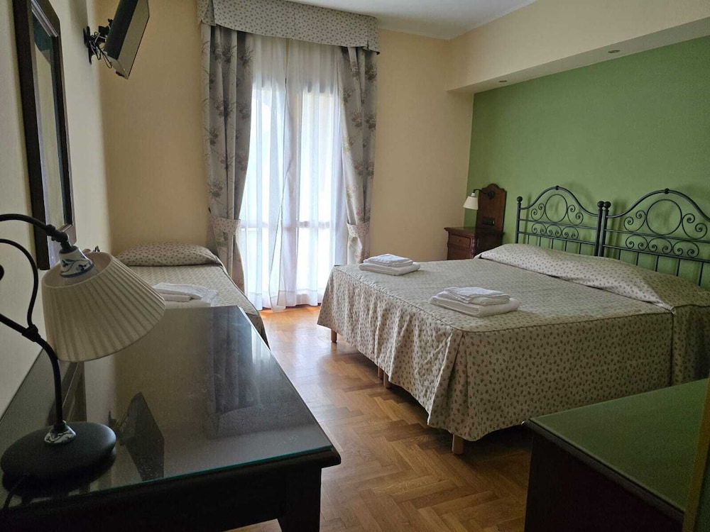 Economy Triple Room, Balcony