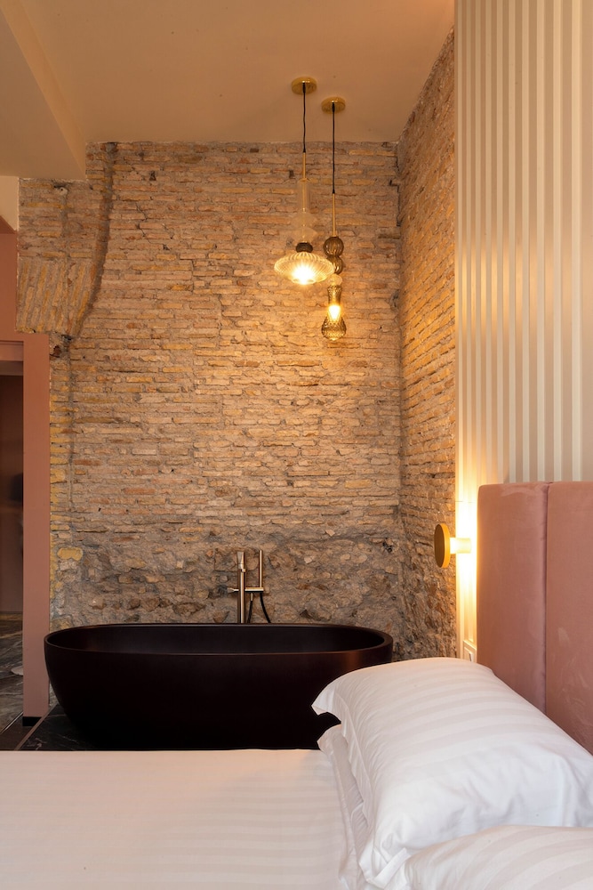 Junior Studio Suite, 1 King Bed, City View, Executive Level photo 2