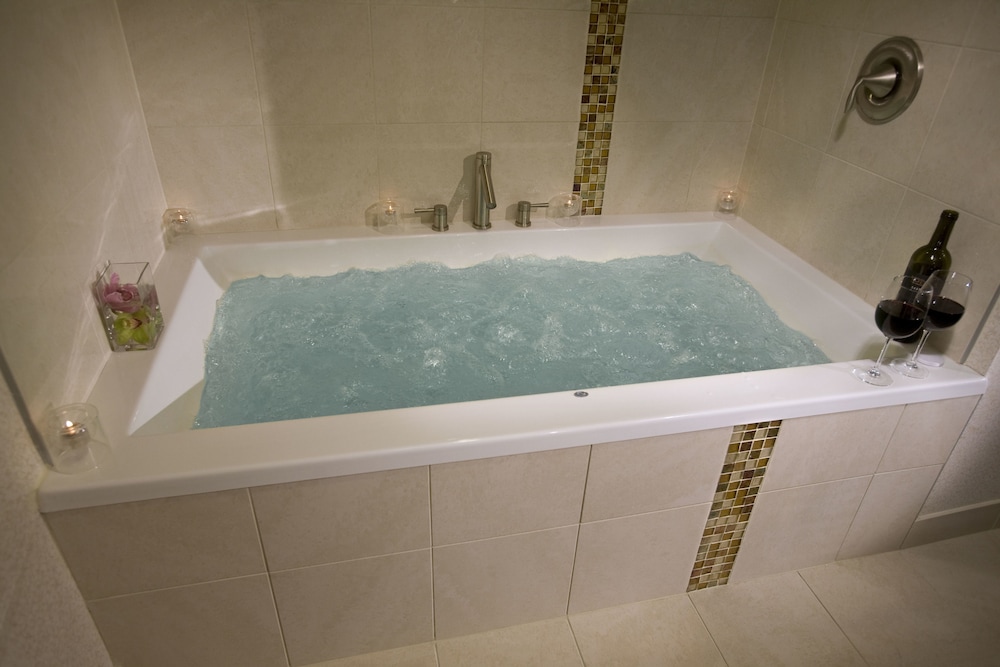Club Room, 1 King Bed, Jetted Tub