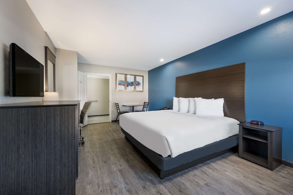 Standard Room, 1 King Bed, Accessible, Kitchenette photo 2