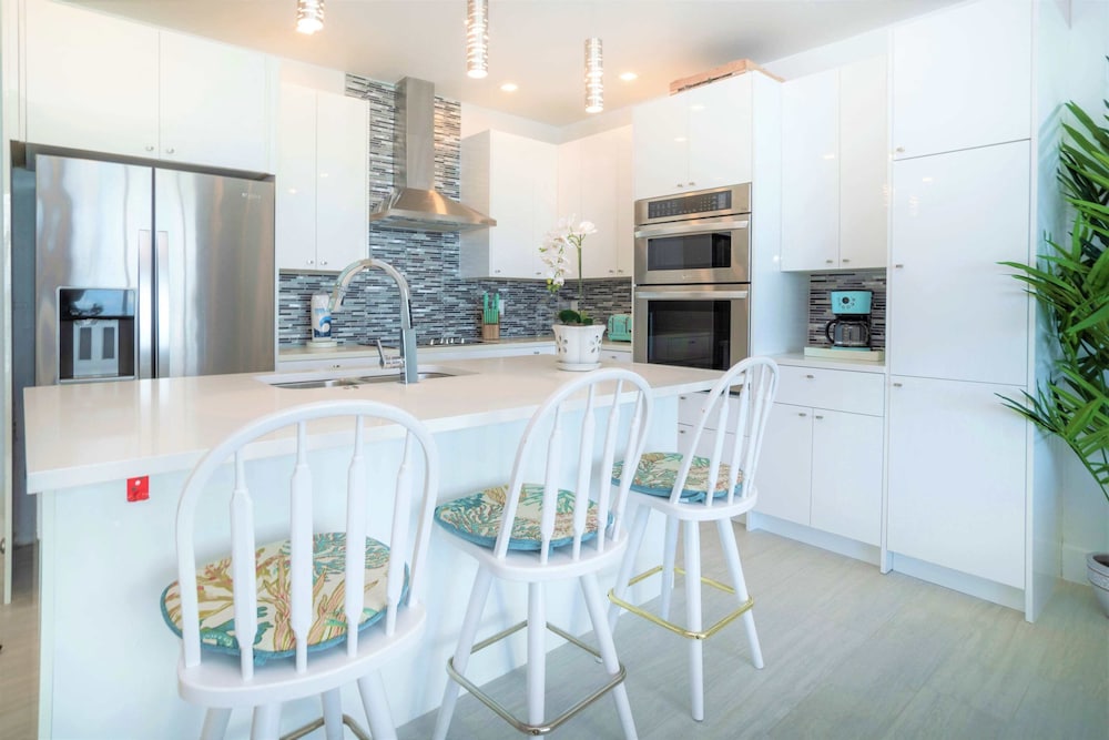 Luxury Condo, 1 King Bed with Sofa bed, Ocean View, Ground Floor photo 2