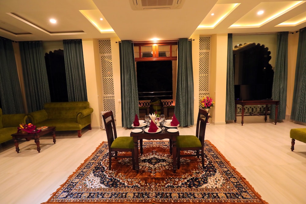 Honeymoon Suite - Photo 3