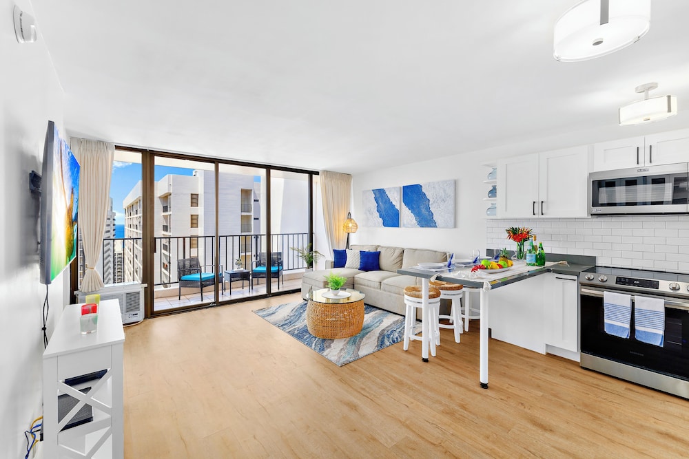 Premium Remodeled Condo with Ocean View and Parking: Premium Apartment, 1 King Bed, Air conditioning, Ocean View (0119) photo