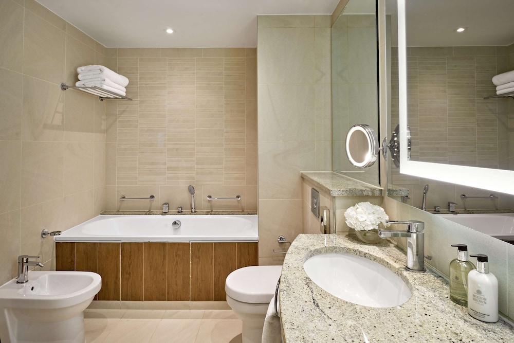 Suite, 1 King Bed, Club Lounge Access (Grosvenor) thumbnail 5
