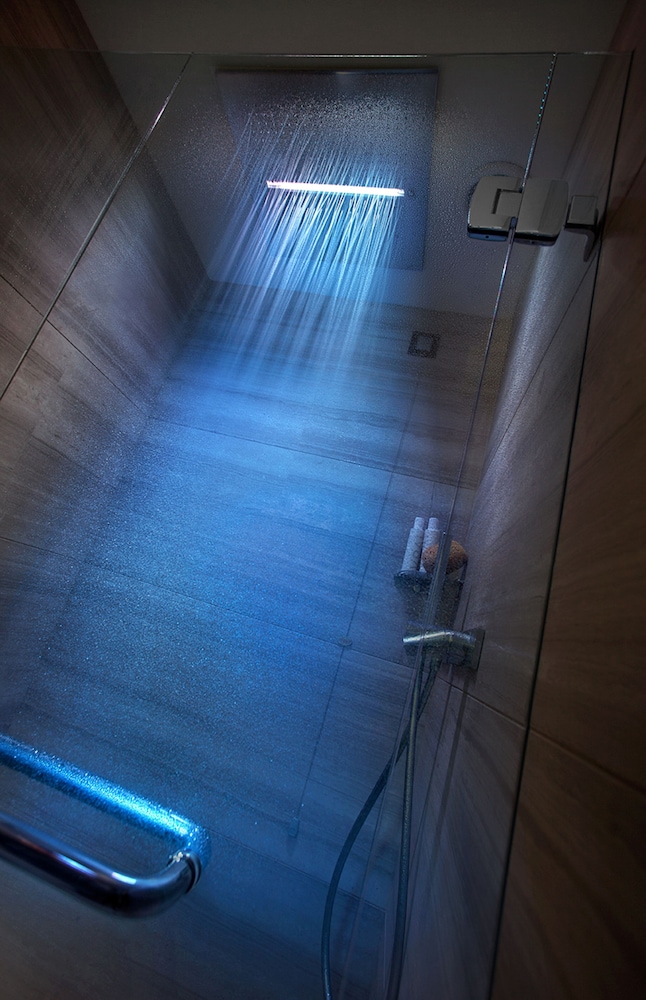 Executive Double Room with Steam Bath, Whirlpool Tub, and Wellness Area Access thumbnail 5