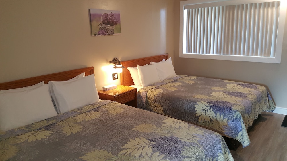 Room, 2 Queen Beds, Kitchenette photo 2