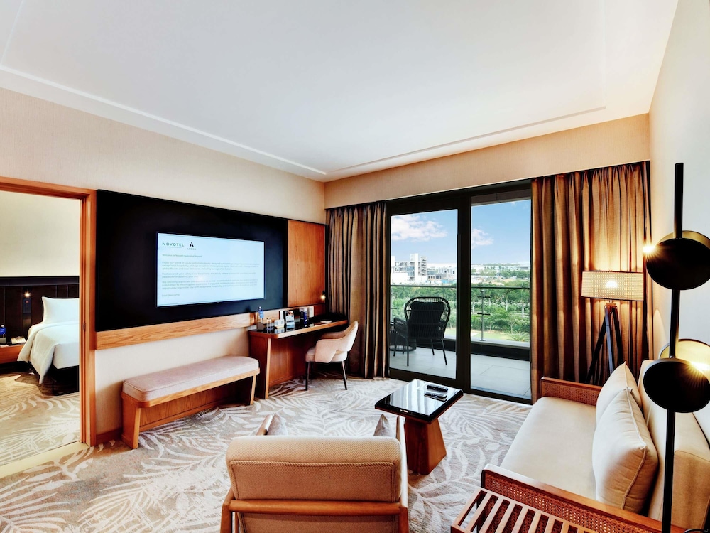 Executive Suite, 1 Queen Bed, Balcony, Pool View photo 1