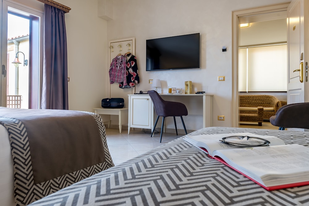Superior Double Room, Terrace, Partial Sea View (302) - Photo 2
