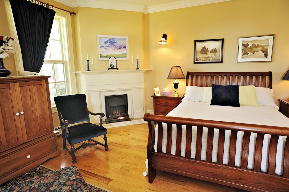 Premium Suite, 1 Queen Bed with Sofa bed, Accessible, Jetted Tub (Separate Shower) (First floor) photo 3