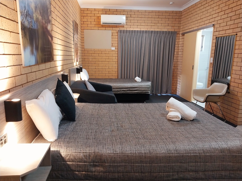 1 Room Queen and Single (Non Pet friendly) photo 2