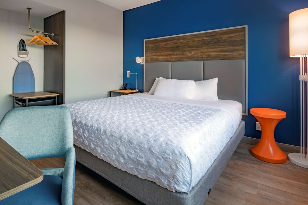 Room, 1 King Bed, Accessible (Hearing) - Photo 1