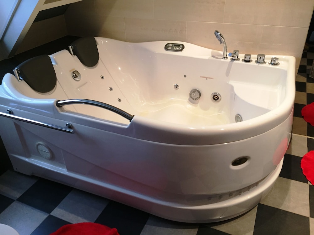Honeymoon Suite photo 2