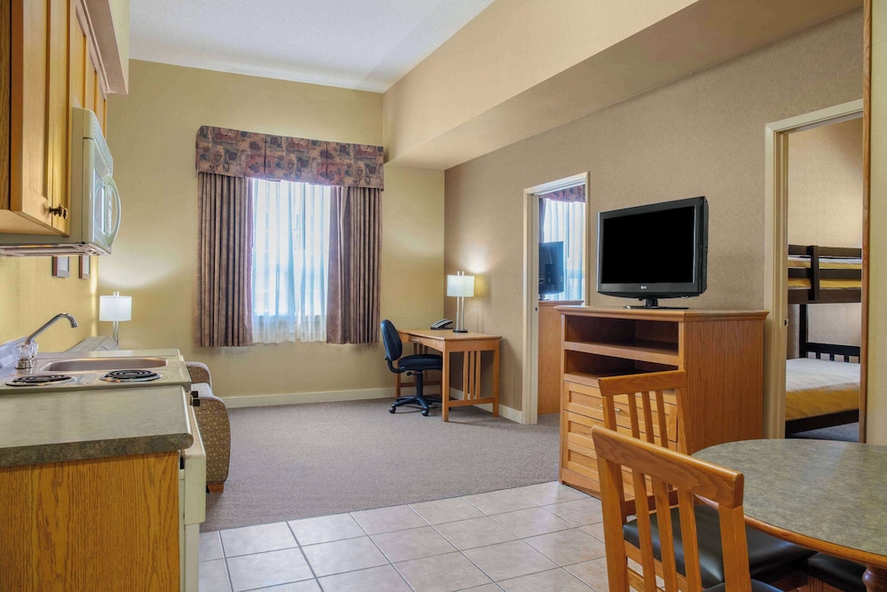 Suite, 1 Queen Bed, Non Smoking - Photo 1