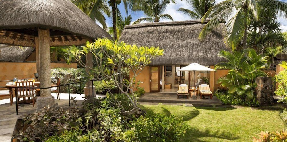 Luxury Villa with Private Garden - Photo 3