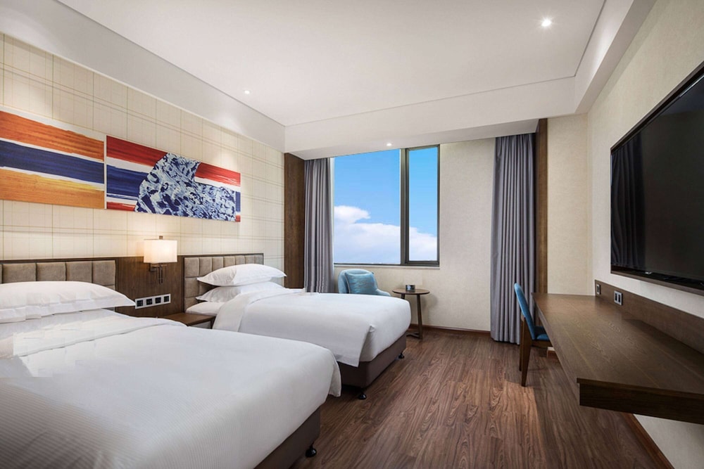 Room, 1 King Bed, Smoking photo 2