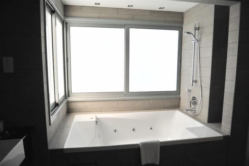 Villa, 1 Bedroom, Jetted Tub, Poolside - Photo 2
