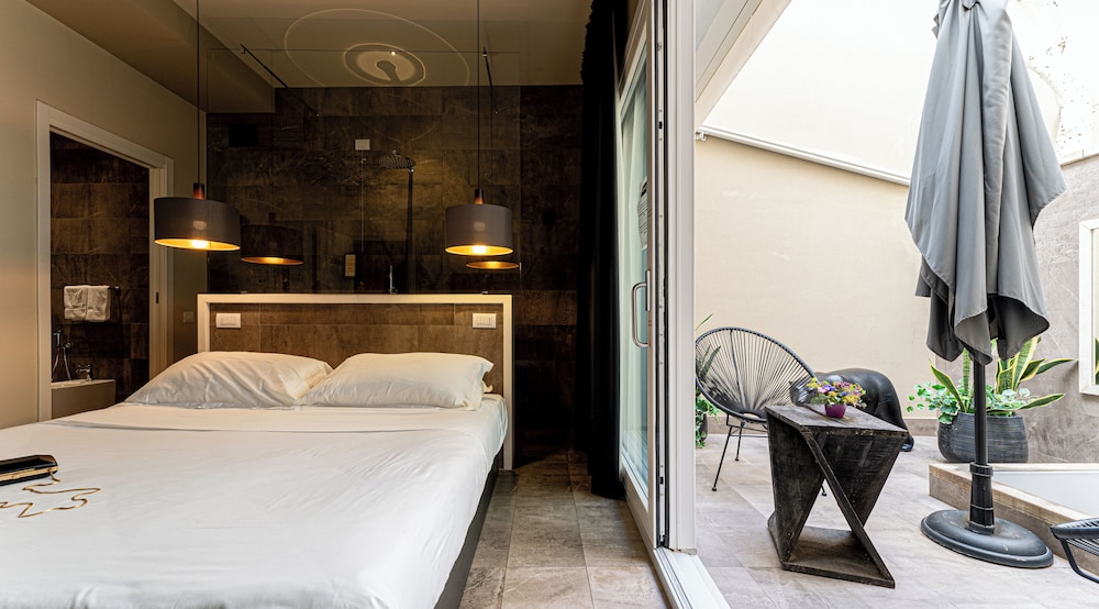 Deluxe Double Room, 1 Queen Bed - Photo 4