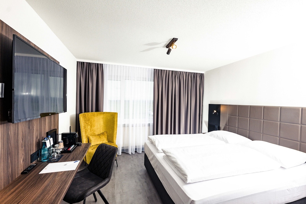 Comfort Double Room (Airport View) - Photo 3