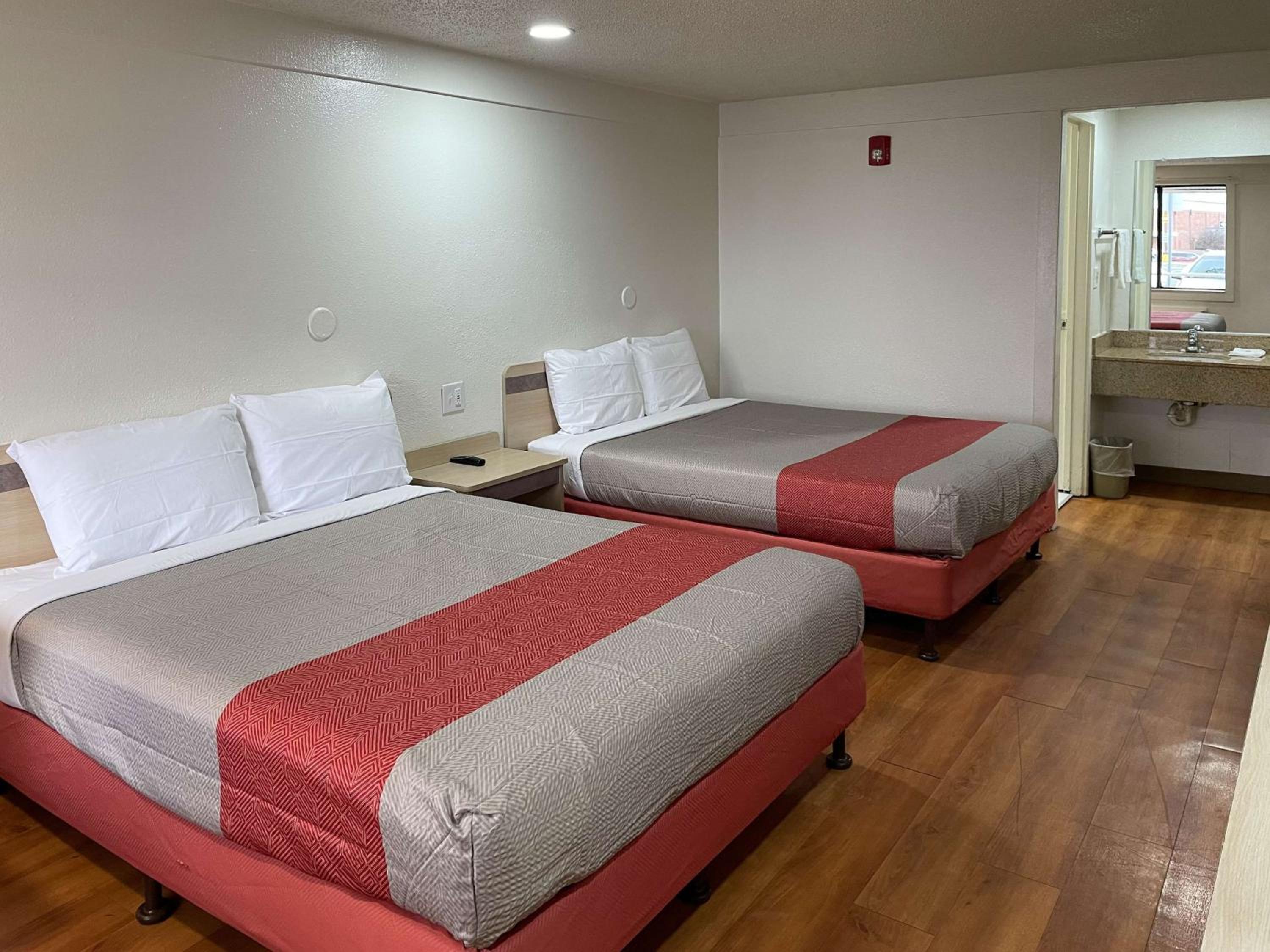 Quadruple Room - Disability Access - Smoking photo 3