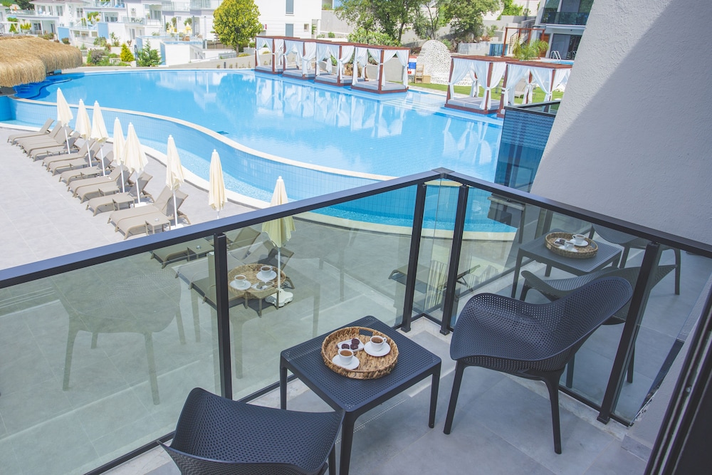 Suite, Pool View - Photo 5