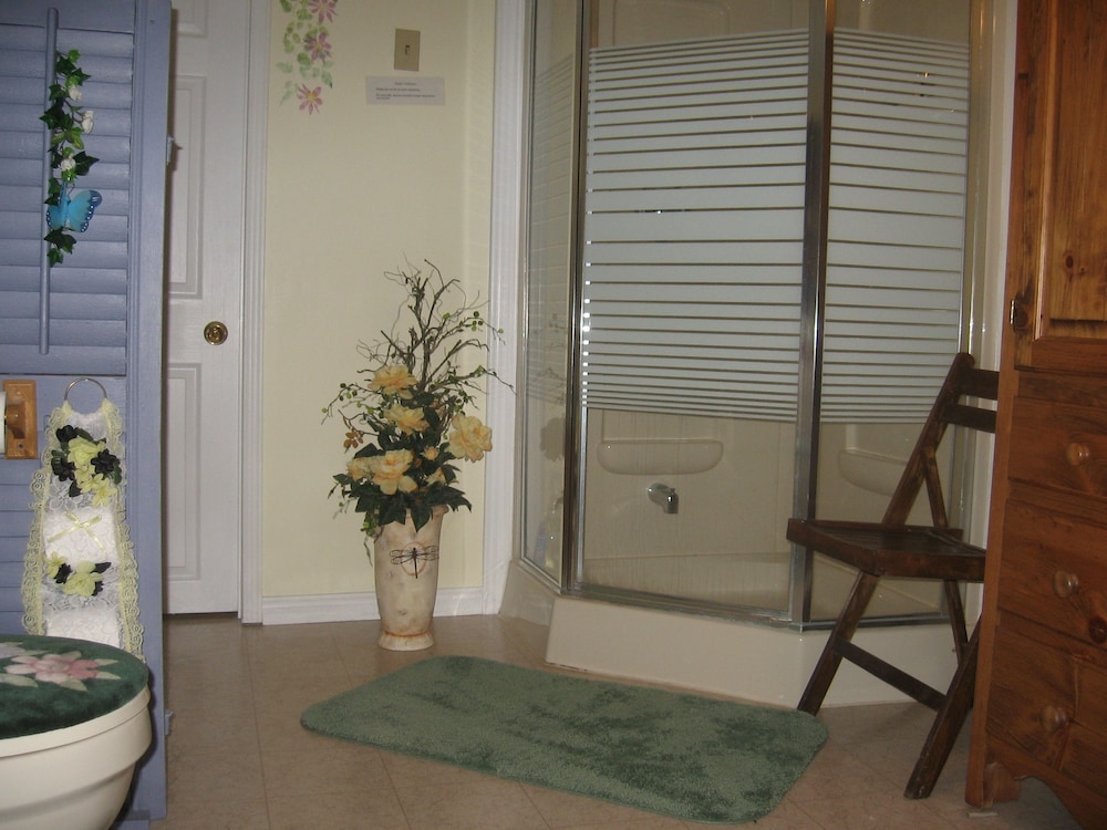 The Yellow Mellow Room, Ensuite Bathroom With Kitchenette photo 3