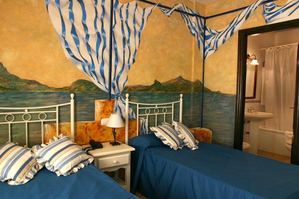 Twin Room - Photo 15