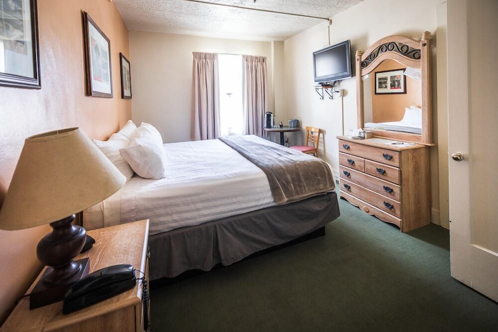 Standard Room, 1 King Bed photo 2